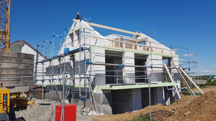 Rohbau Fertigstellung bei Sonne