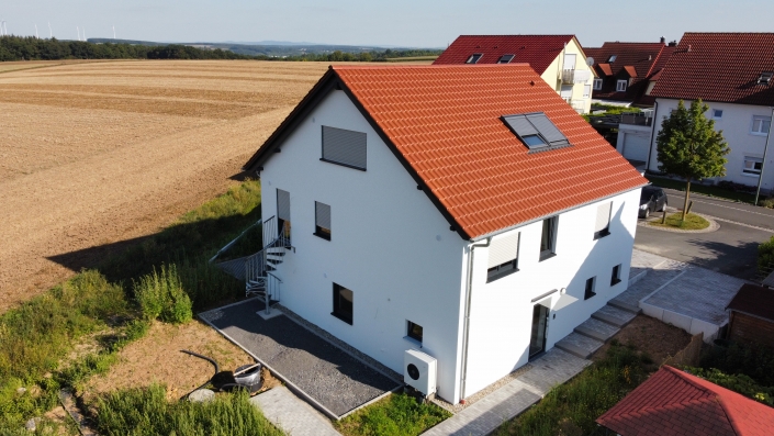 Rückseite mit installierter Luftwärmepumpe