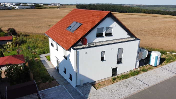 Eingangsbereich und Straßenseite